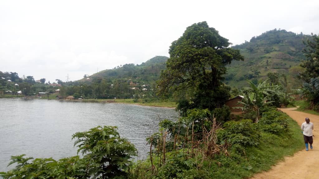 vue-sur-une-partie-du-village-de-kiniezire-en-territoire-de-kalehe-7049069